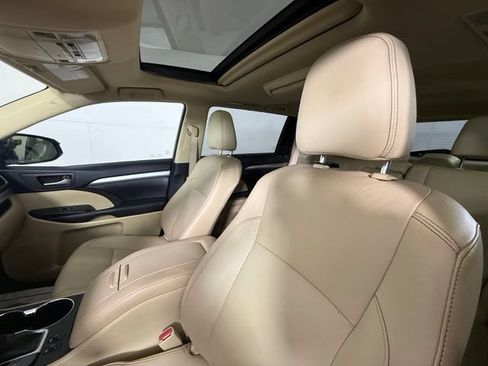 Used 2014 Toyota Highlander XLE FWD image 5