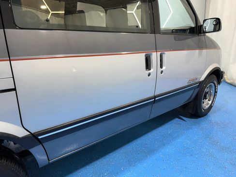 Used 1990 Chevrolet Astro LT image 18