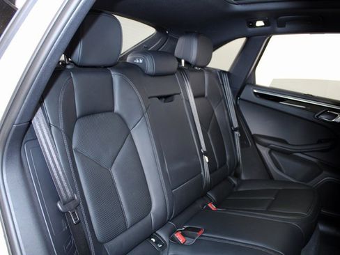 Used 2025 Porsche Macan image 24