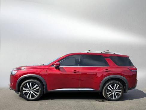 Used 2025 Nissan Pathfinder Platinum w/ Cargo Package AWD/4WD image 2
