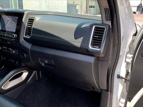 Used 2024 Nissan Frontier SL image 18