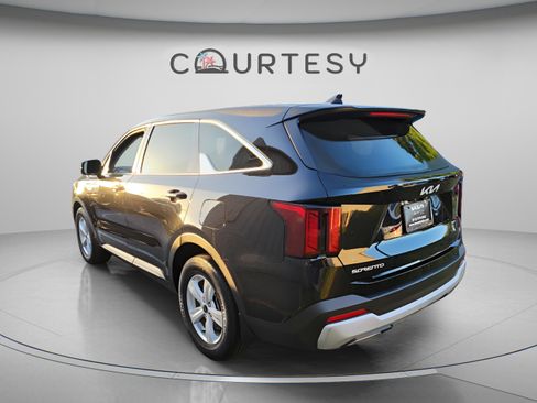Used 2024 Kia Sorento LX FWD image 2
