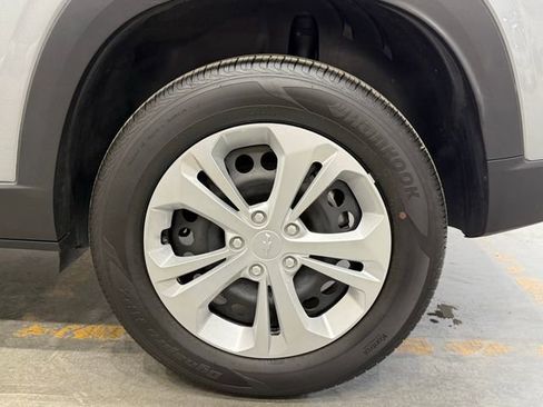 Used 2025 Chevrolet Trax LS image 36