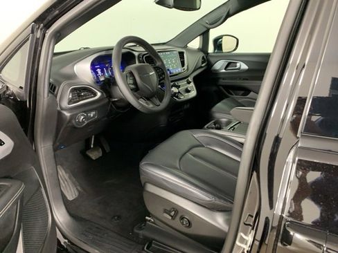 Used 2024 Chrysler Pacifica Touring-L w/ Uconnect Theater Family Group image 31