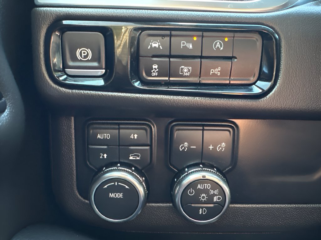 Used 2025 GMC Yukon Denali w/ Sun & Power Step Package AWD/4WD image 29