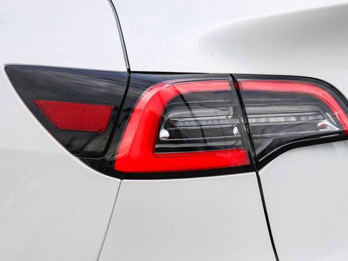 Used 2020 Tesla Model Y Long Range image 9