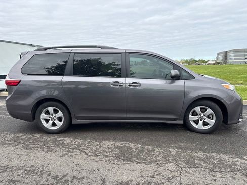 Used 2019 Toyota Sienna LE FWD image 11