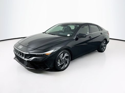 Used 2025 Hyundai Elantra SEL w/ Cargo Package FWD image 3
