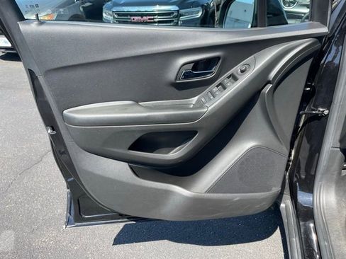 Used 2022 Chevrolet Trax LT w/ Midnight Edition AWD/4WD image 16