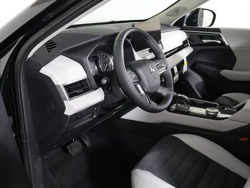 New 2025 Mitsubishi Outlander SE image 25