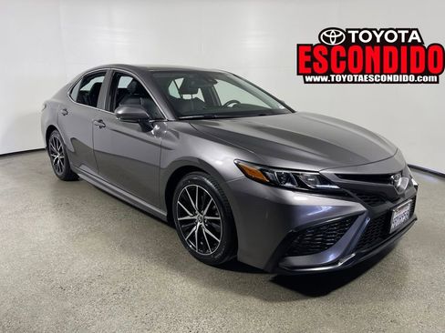 Certified 2022 Toyota Camry SE image 1
