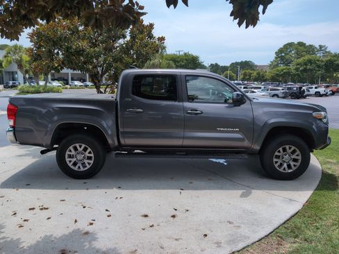 Used 2017 Toyota Tacoma SR5 w/ Tow Package AWD/4WD image 11