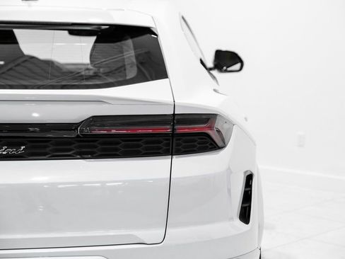 Used 2025 Lamborghini Urus SE image 57