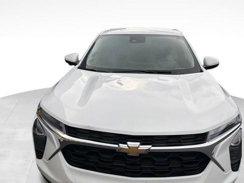 Used 2024 Chevrolet Trax LS w/ LS Convenience Package FWD image 3