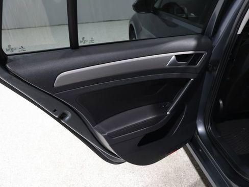 Used 2015 Volkswagen Golf S image 18