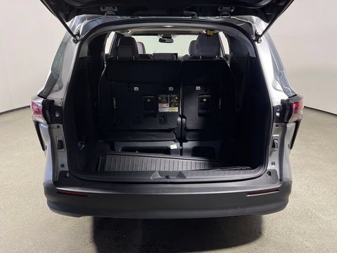 Used 2025 Toyota Sienna LE w/ LE Plus Package FWD image 10