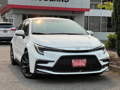 Certified 2024 Toyota Corolla SE FWD image 1