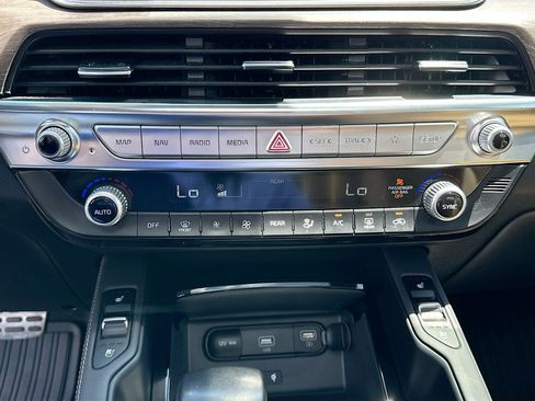 Used 2022 Kia Telluride SX w/ Towing Package FWD image 16