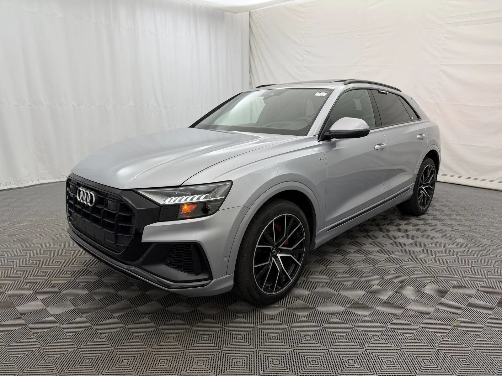 Used 2019 Audi Q8 Prestige AWD/4WD image 2