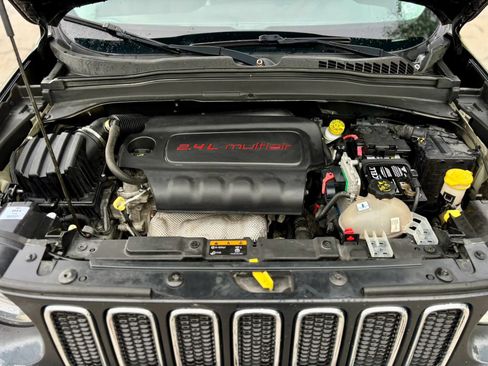 Used 2017 Jeep Renegade Latitude w/ Cold Weather Group AWD/4WD image 12