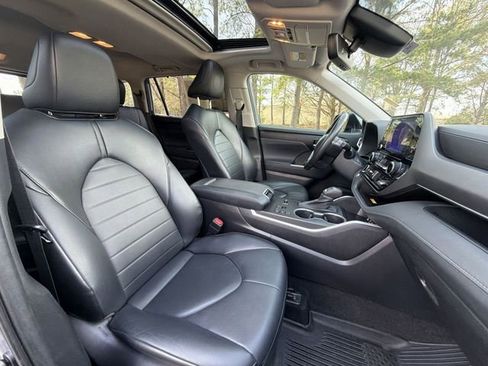 Used 2023 Toyota Highlander XLE FWD image 27