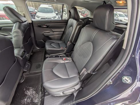 Used 2022 Toyota Highlander XLE image 20