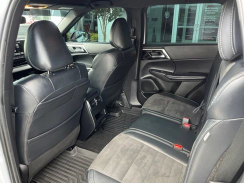 Used 2023 Mitsubishi Outlander SE Black Edition AWD/4WD image 16
