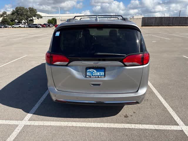 Used 2018 Chrysler Pacifica Touring-L w/ Premium Audio Group FWD image 4