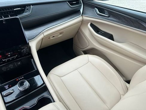 Used 2024 Jeep Grand Cherokee Limited image 20