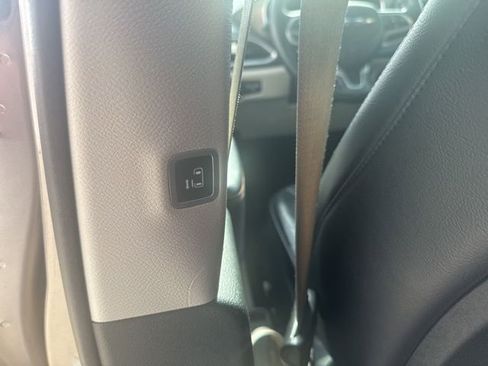 Used 2018 Chrysler Pacifica Touring-L image 10