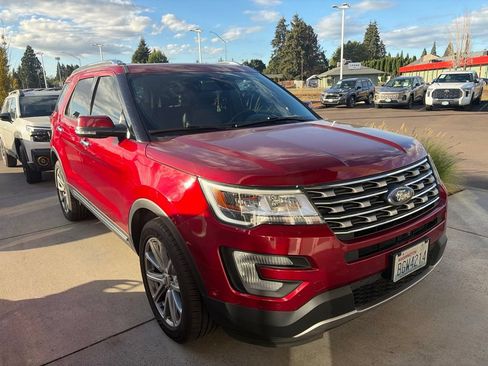 Used 2017 Ford Explorer Limited w/ Equipment Group 303A AWD/4WD image 2
