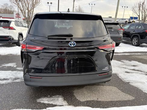 Used 2021 Toyota Sienna LE image 6