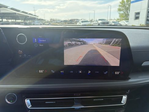 Used 2025 Chevrolet Traverse LT AWD/4WD image 18
