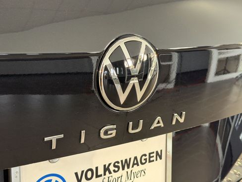 Used 2022 Volkswagen Tiguan SEL R-Line AWD/4WD image 35