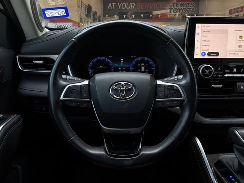 Used 2023 Toyota Highlander Limited FWD image 40