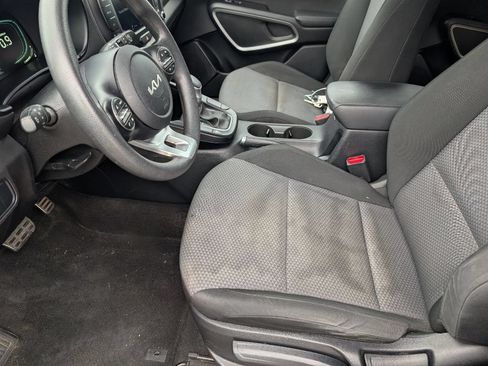 Used 2023 Kia Soul LX w/ LX Technology Package FWD image 9
