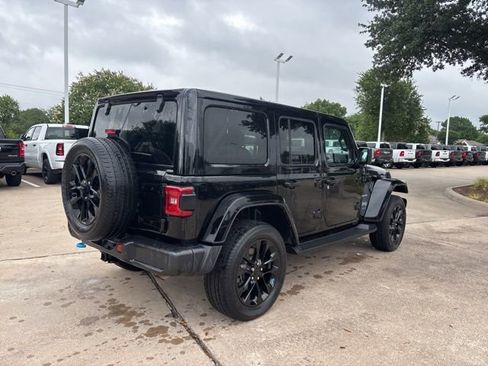 Used 2022 Jeep Wrangler Unlimited Sahara w/ Cold Weather Group AWD/4WD image 5
