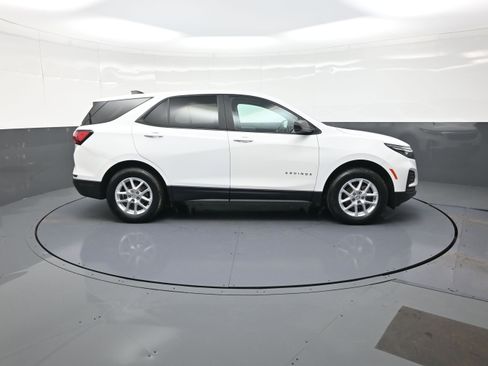 Used 2022 Chevrolet Equinox LS w/ LS Convenience Package image 2