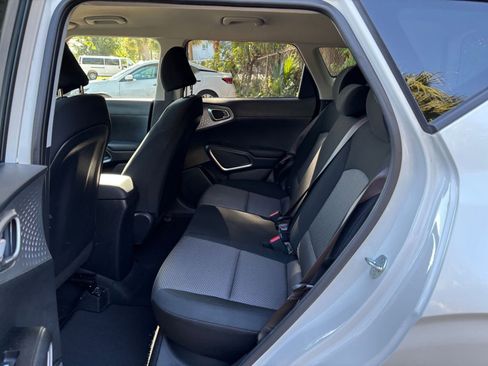 Used 2025 Kia Soul LX w/ LX Technology Package FWD image 24