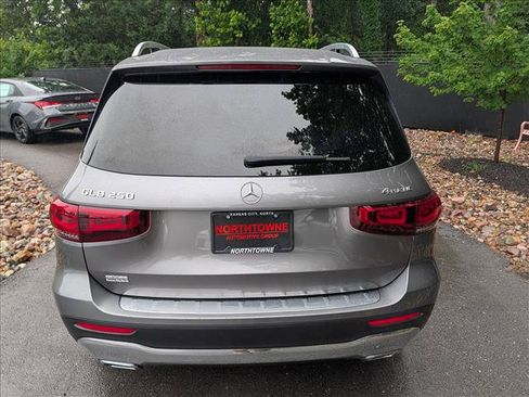 Used 2021 Mercedes-Benz GLB 250 4MATIC image 4