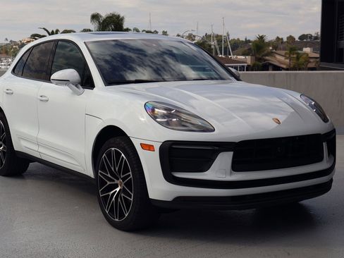 Certified 2025 Porsche Macan image 7