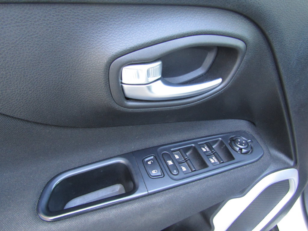 Used 2018 Jeep Renegade Latitude w/ Cold Weather Group AWD/4WD image 17
