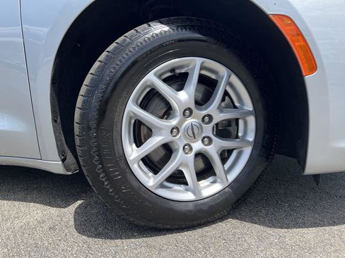 Used 2023 Chrysler Pacifica Touring-L FWD image 2