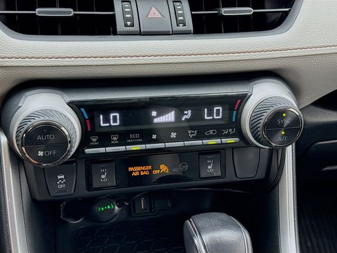 Used 2022 Toyota RAV4 XLE Premium image 12