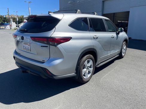 Used 2023 Toyota Highlander LE AWD/4WD image 3