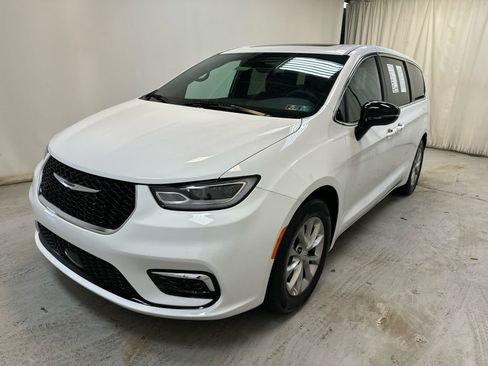 Used 2026 Chrysler Pacifica Limited FWD image 12