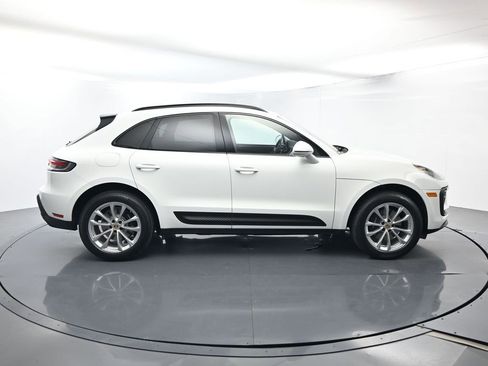 Certified 2022 Porsche Macan image 16