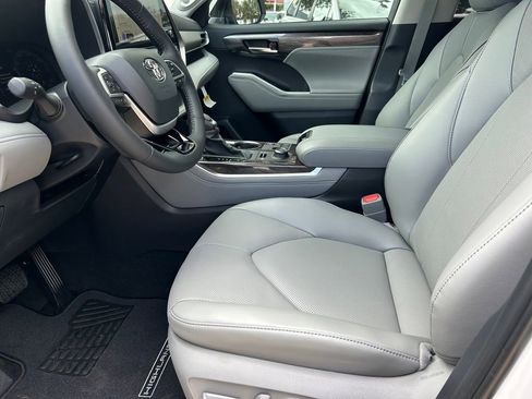 Used 2026 Toyota Highlander Limited image 11