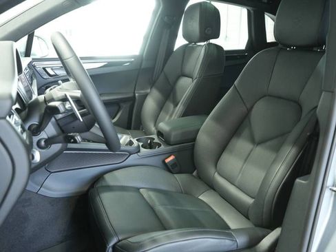 Certified 2025 Porsche Macan AWD/4WD image 5