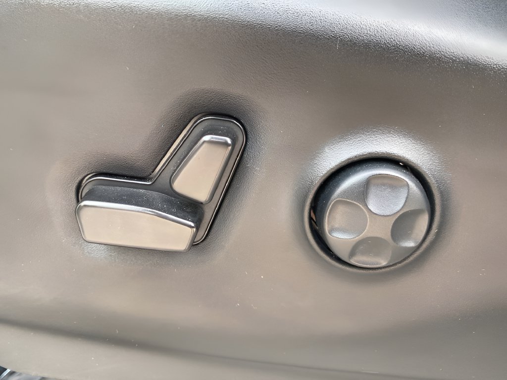 Used 2023 Chrysler Voyager LX FWD image 10
